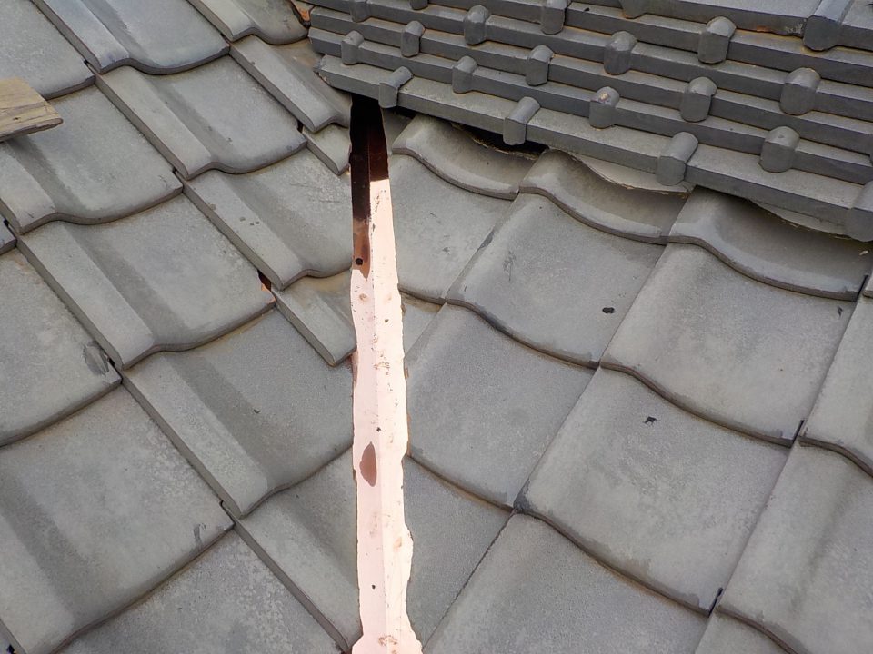 谷の銅板を交換。これで雨漏りが防げる。